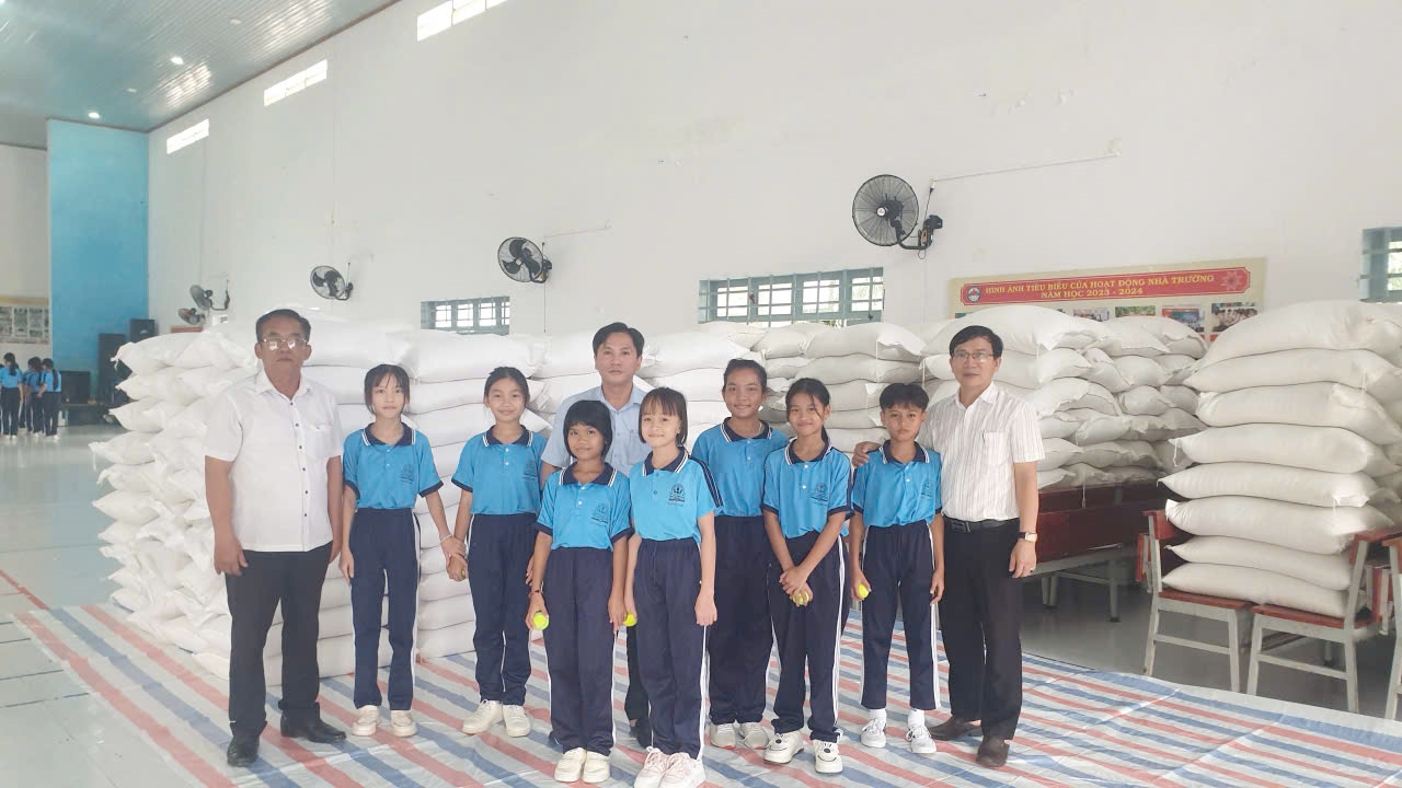 Gạo dự trữ quốc gia tiếp sức học sinh đến trường